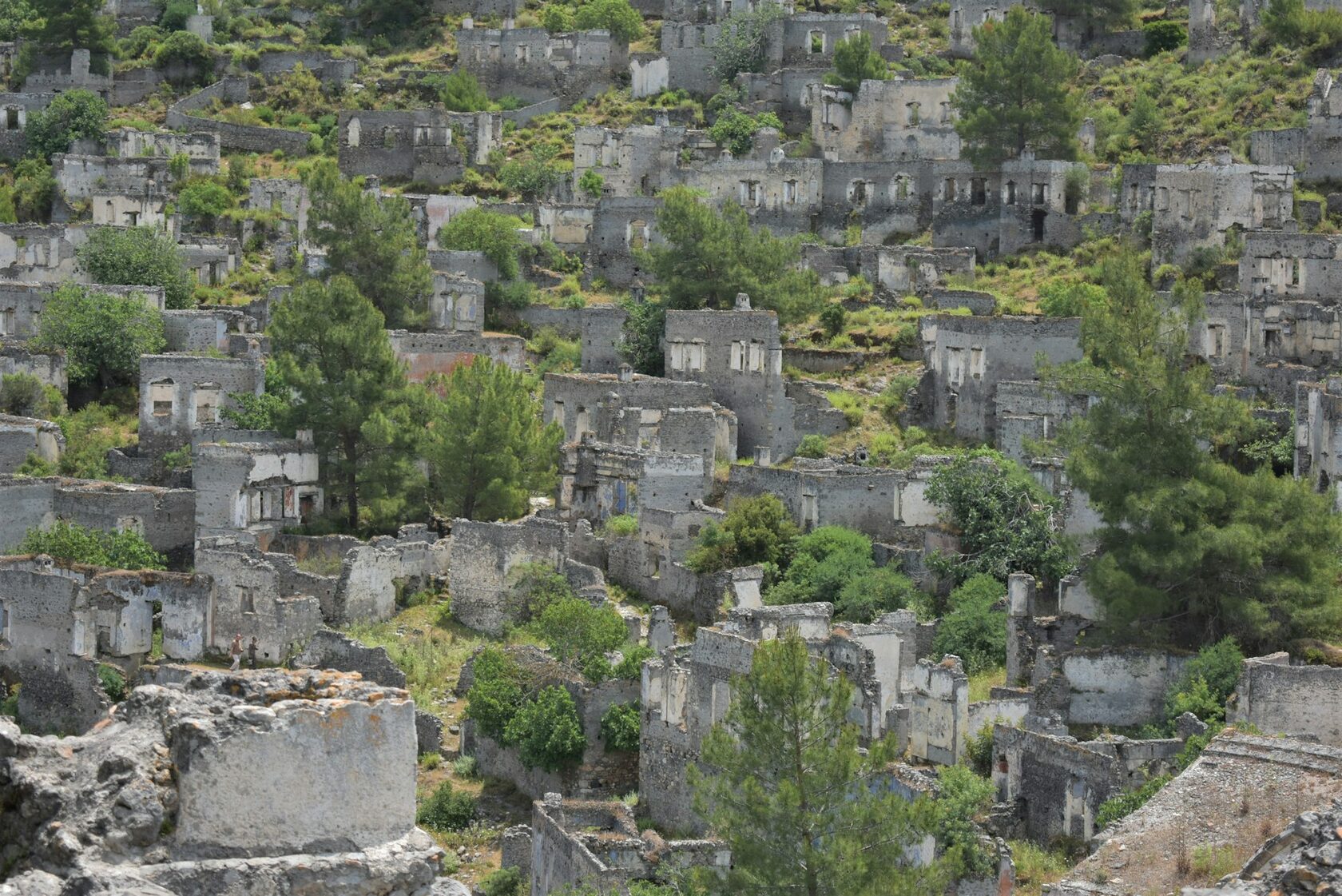 Τα στενά του Πύργου Τήνου, όπου η μαρμαρογλυπτική είναι τρόπος ζωής